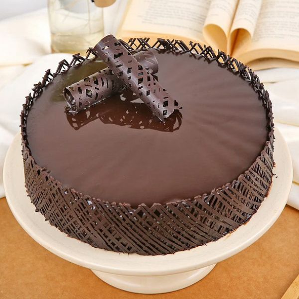 Chocolaty Creamy Round Cake