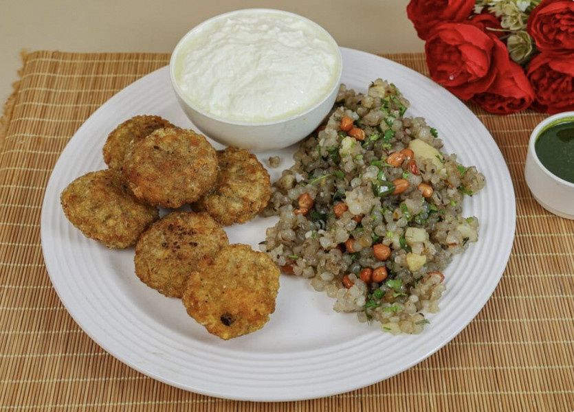 Sabudana Khichadi With Sabudana Tikki [6 Pcs] And Curd