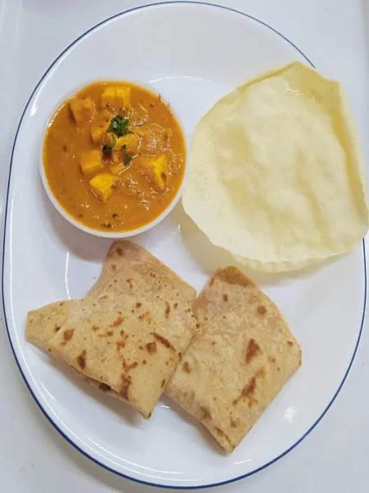 Plain Paratha (2 Pcs) With Paneer Sabji