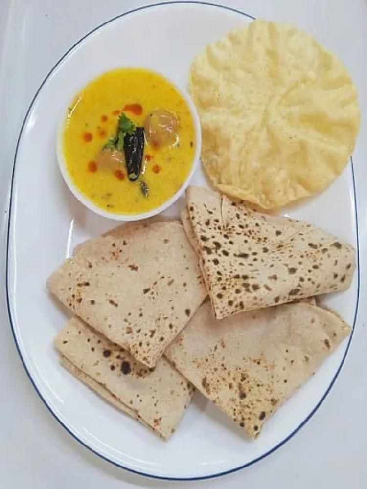 Kadhi Pakora + Plain Roti (4pc)