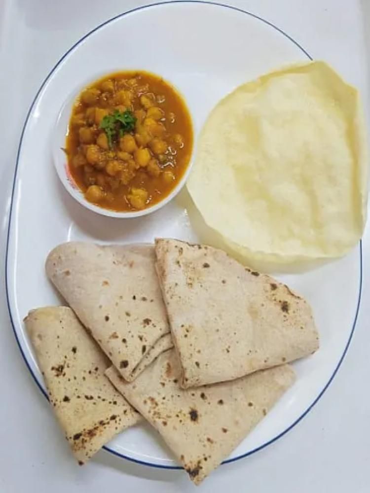 Chole + Plain Roti (4pc)
