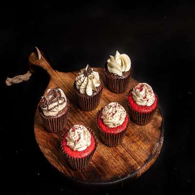 3 Chocolate Cupcakes & 3 Red Velvet Cupcakes