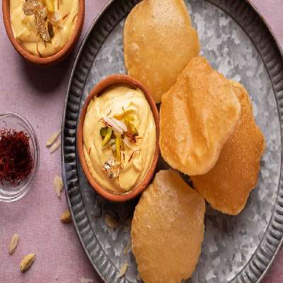 Shrikhand With Puris