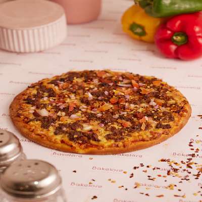 Mutton Kheema And Cheese Pizza