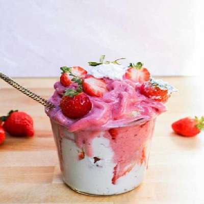 Vanilla Ice Cream With Strawberry Crush 150Ml