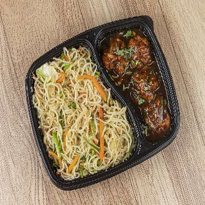 Veg Noodles With Manchurian Chicken [4 Pieces]
