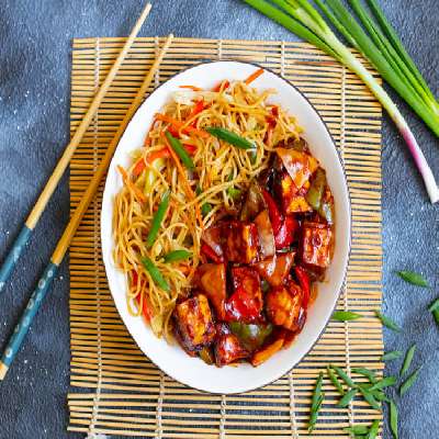 Veg Noodle With Chilly Paneer Gravy