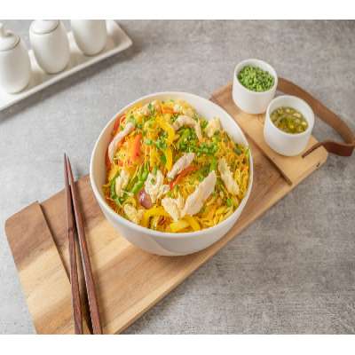 Singapore Rice Noodles (Chicken) [Serves 2]