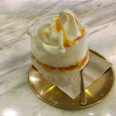 Vanilla Ice Cream With Mango Crush