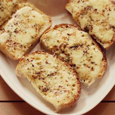 Cheese Chilly Roasted Garlic Bread [6 Pieces]