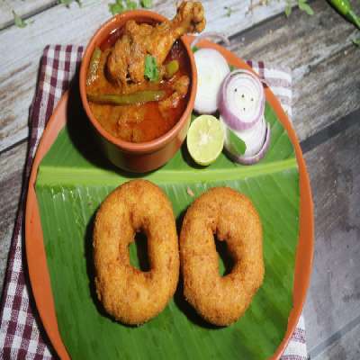 Vada [4 Pcs] With Chicken Curry [250Ml]