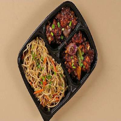 Chilli Chicken & Veg Hakka Noodles Combo [serve 1]
