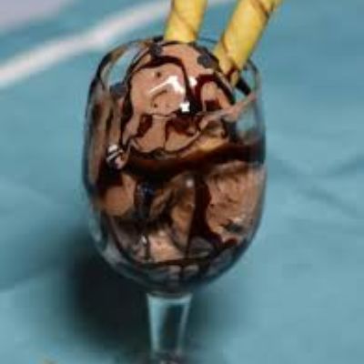 Chocolate Ice Cream With Sauce & Choco Chip