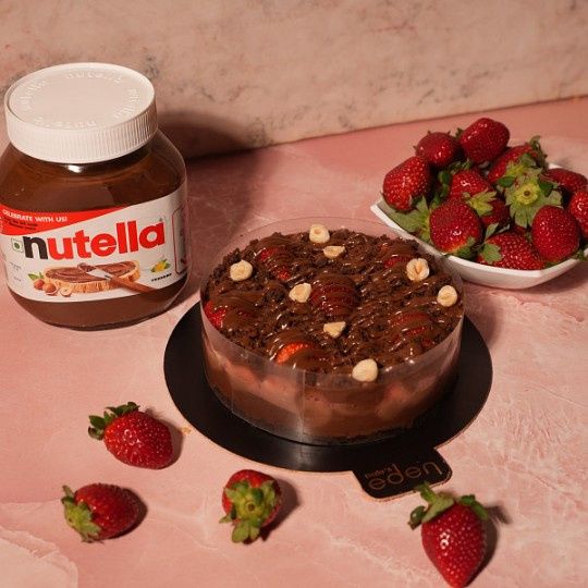 Valentine'S Nutella Strawberry Cake