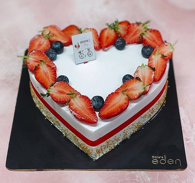 Valentine'S Strawberry Cake