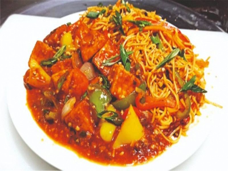 Veg Hakka Noodles With Chilli Paneer Gravy