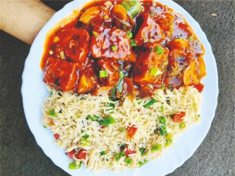 Veg Fried Rice With Chilli Paneer Gravy