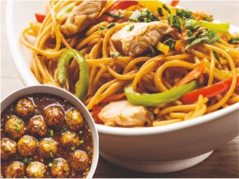 Chicken Hakka Noodles With Veg Manchurian Gravy
