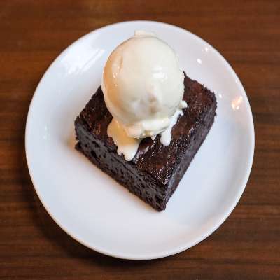 Dark Chocolate Brownie With Ice Cream