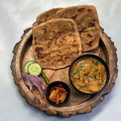 Soya Chaap Gravy With 3 Parantha And Homemade Pickle