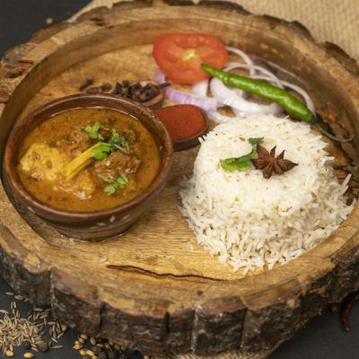 Shudh Desi Special Aalu Wadia, Jeera Rice, Spicy Palak Gravy