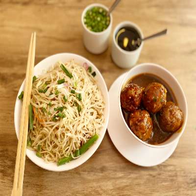 Veg Noodles With Veg Ball Manchurian Gravy
