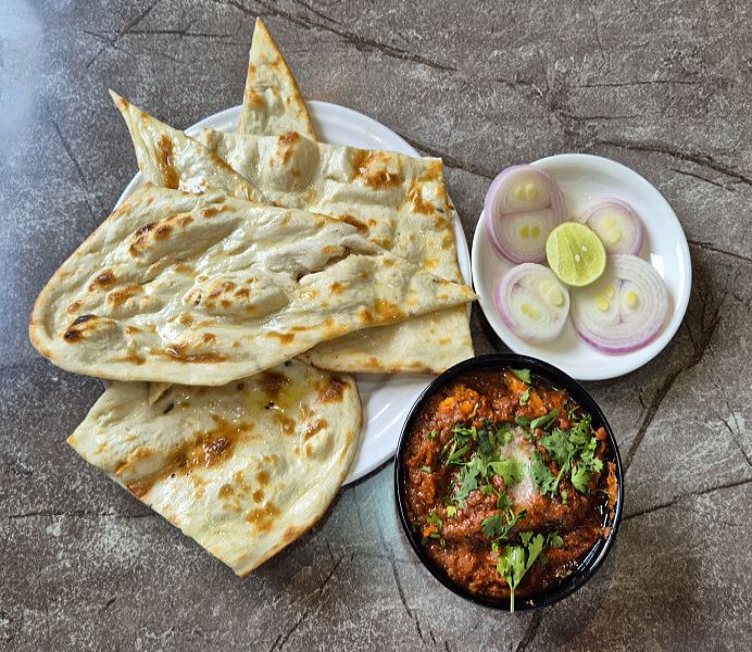 Butter Chicken 300ml With 1 Tandoori Butter Naan