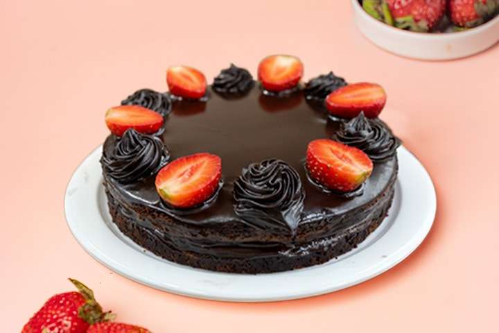 Rich Strawberry & Choco Cake