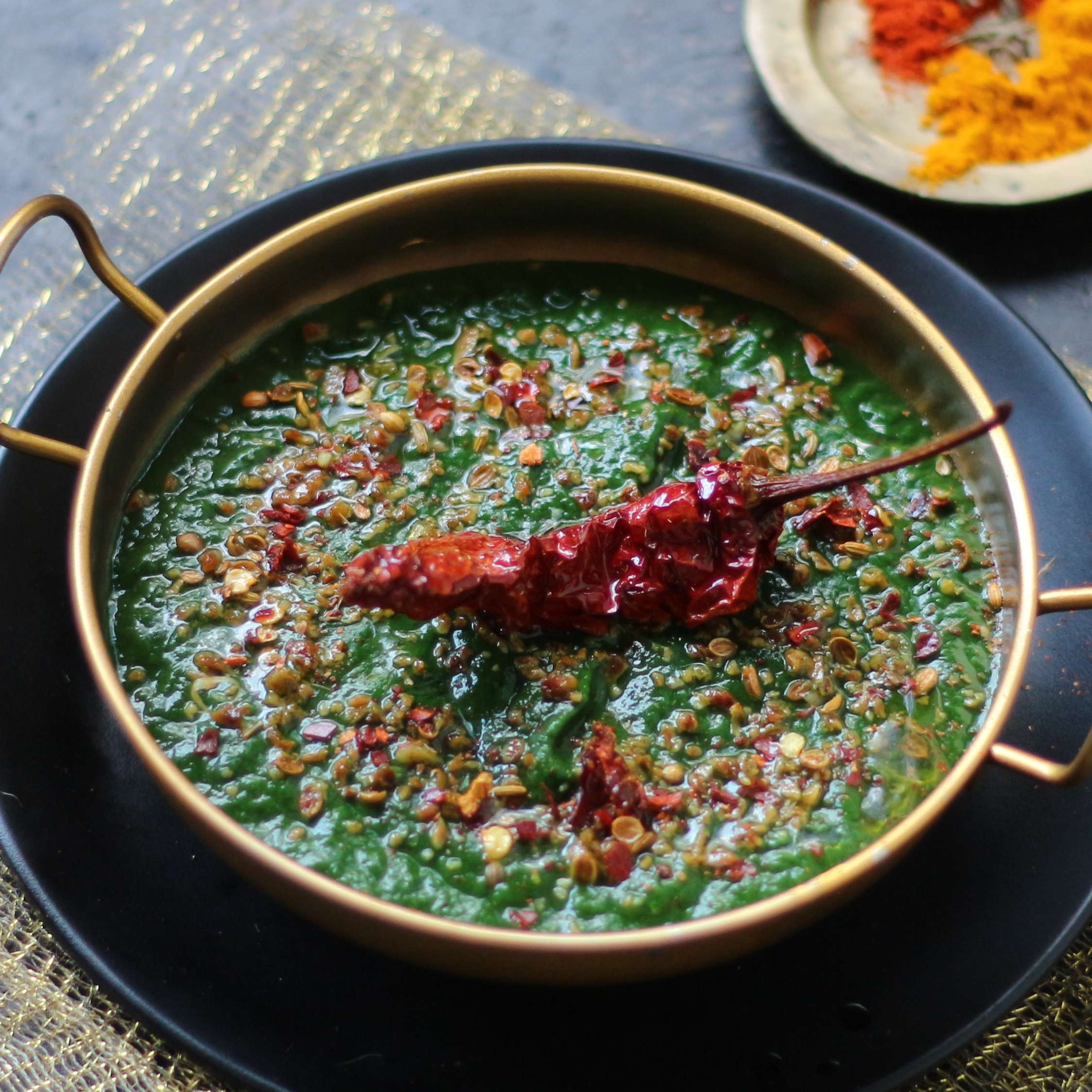 Lasoon aur Mirch ka Saag