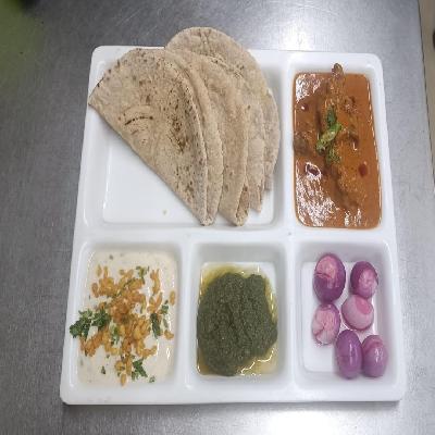 Chicken Curry + 4 Tawa Roti + Raita + Chutney + Pyaaz