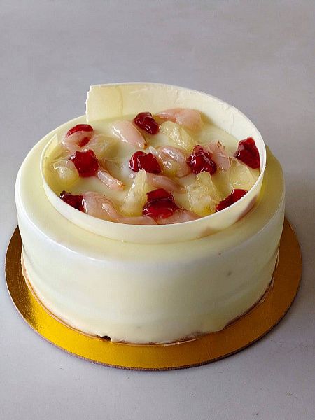 Strawberry, Pineapple And Lychee Mixed Cake