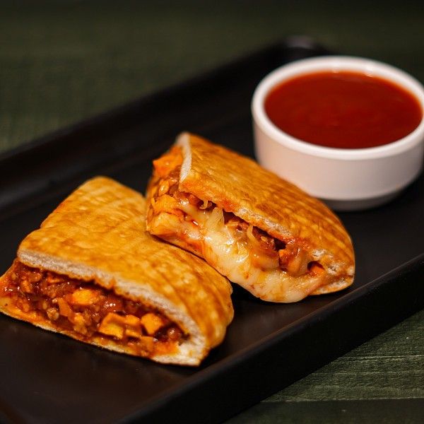 Chilli Garlic Paneer Pocket [Serves 1]