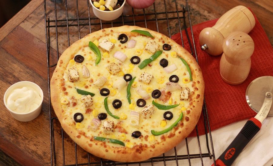 La Pinoz Paneer Double Burst Pizza