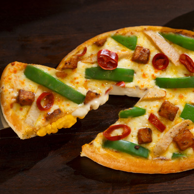 Korma Chicken Cheese Burst Pizza