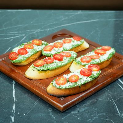 Pesto & Tomato Toast