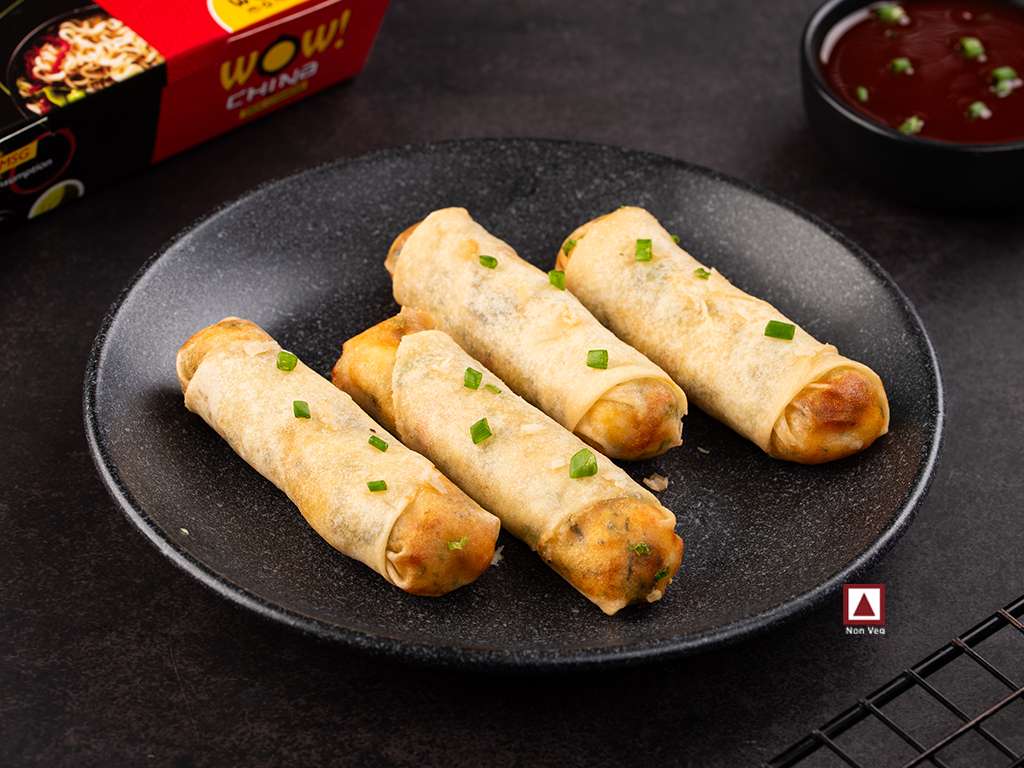 CHICKEN CHEESE SPRING ROLLS (4PCS).