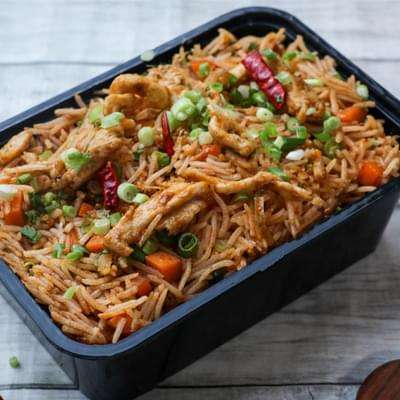 CHICKEN FRIED RICE IN SCHEZWAN SAUCE REGULAR
