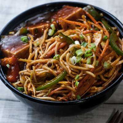 HOT GARLIC NOODLES WITH CHILLI PANEER