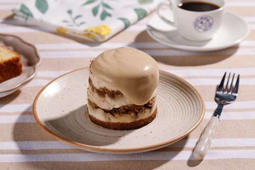 Tiramisu with Cream Cap