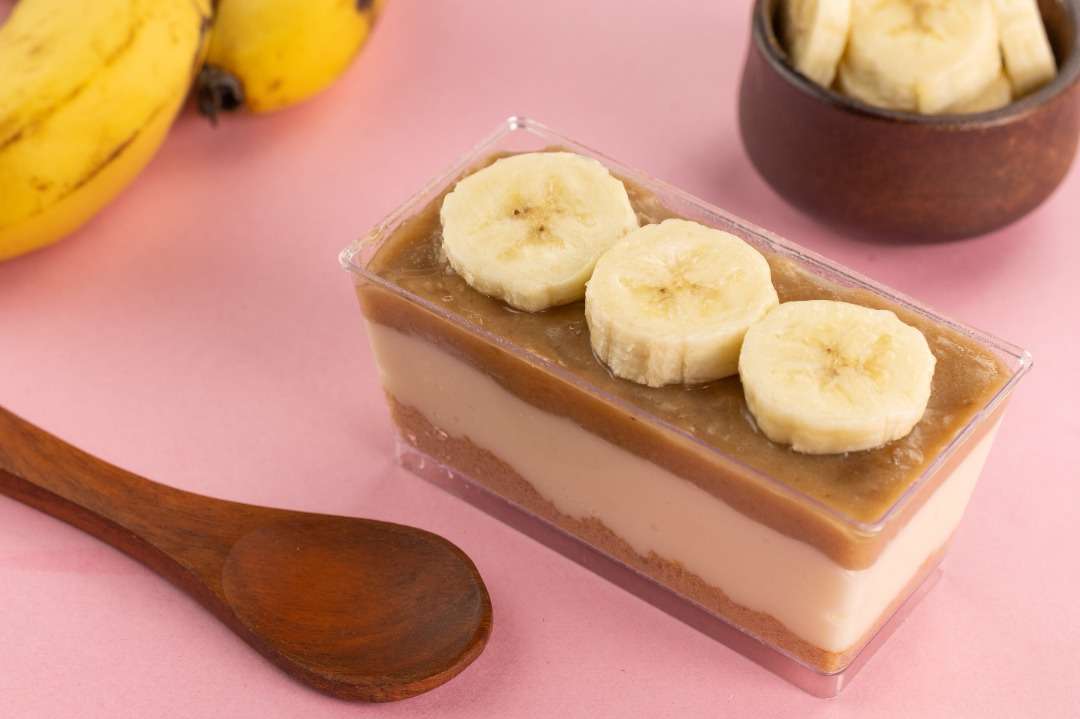 Banana mousse pastry