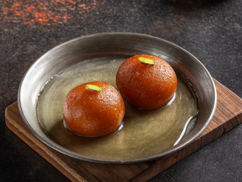 Naram Garam Gulab Jamun (2 Pieces)