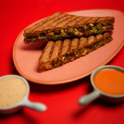 Cheesy Pepper And Chicken Grilled Sandwich