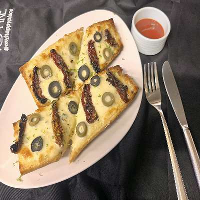 Sun Dried Tomato Olive Garlic Bread