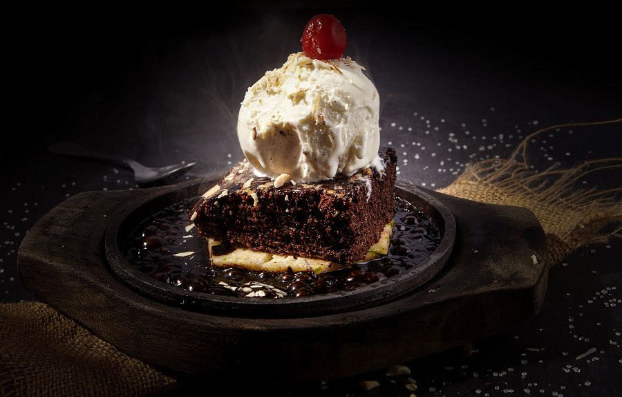 Sizzling Walnut Brownie With Vanila Ice Cream
