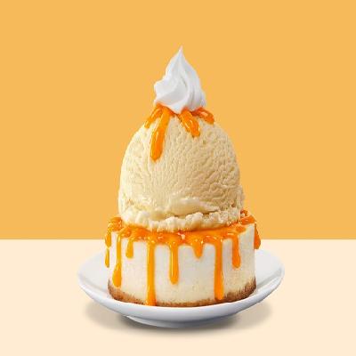Vanilla ice cream with Mango Sauce Cheesecake sundae