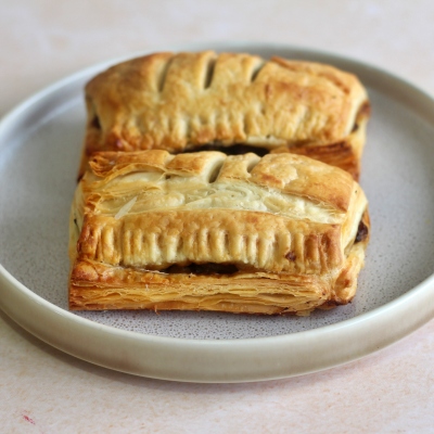 Puff with Paneer filling (1 Piece)