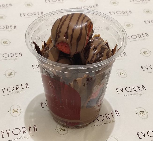 London'S Viral Strawberry Glass Dessert