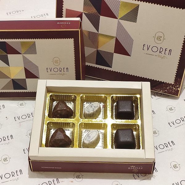 Assorted Chocolate 6 Pcs Maroon Box