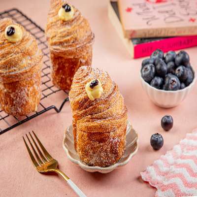 Mascarpone Blueberry Cruffin