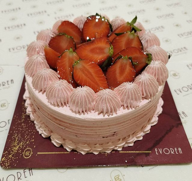 Classic Strawberry Cake